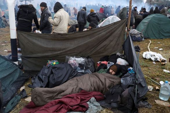 Польша заявила, что Беларусь переправляет мигрантов снова на границу после очистки лагерей
