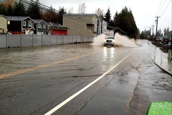 Сильные дожди в Канаде привели к эвакуации населения. Сотня автомобилей оказалась в ловушке