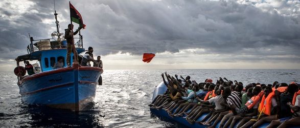 Тунис спас 487 мигрантов в переполненной лодке у побережья